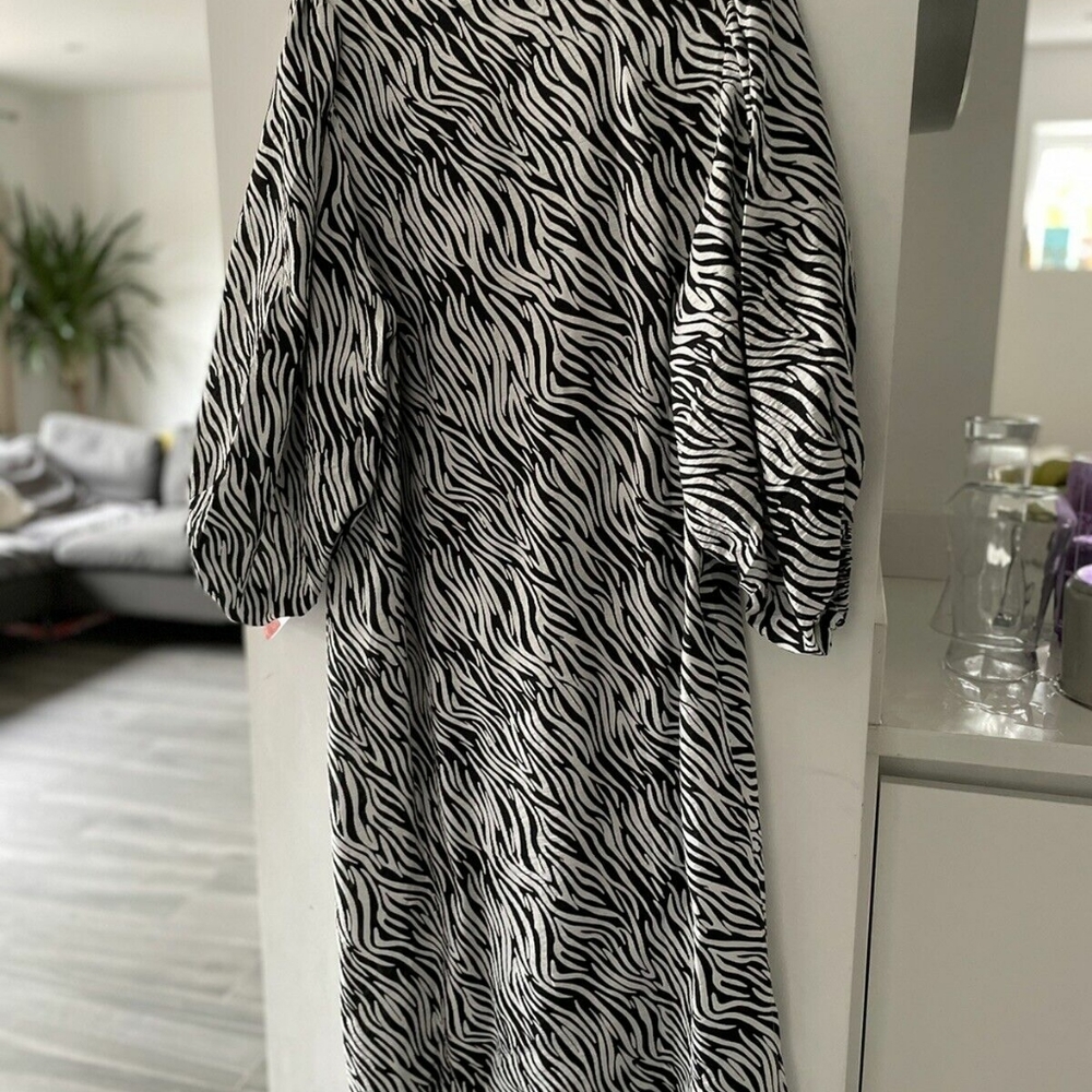 V Neck L/Sleeve Midi Dress